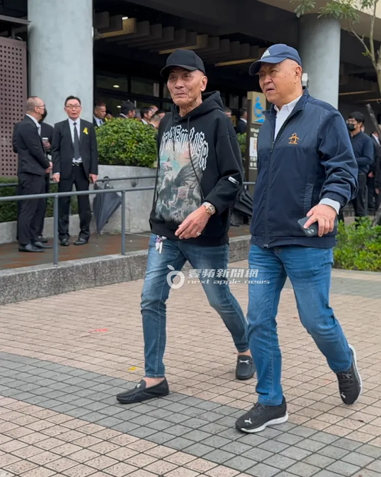 坐牢長達51年、現年75歲「越獄大王」徐開喜（左）也到場弔唁黃少岑。特勤中心攝