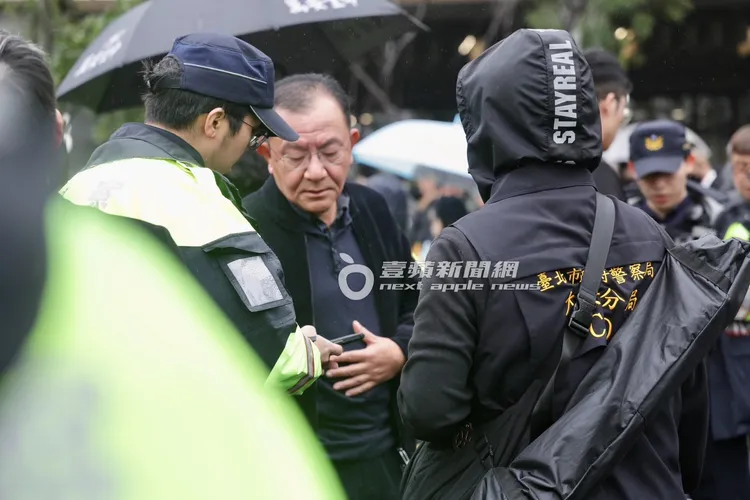 民進黨前立委高志鵬（中）也到場參加黃少岑的告別式。特勤中心攝