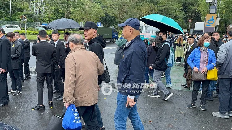 徐開喜（左）遇到友人打招呼後，隨即快閃離去。特勤中心攝