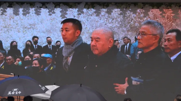 74歲的潤泰企業集團總裁尹衍樑需旁人攙扶。特勤中心攝