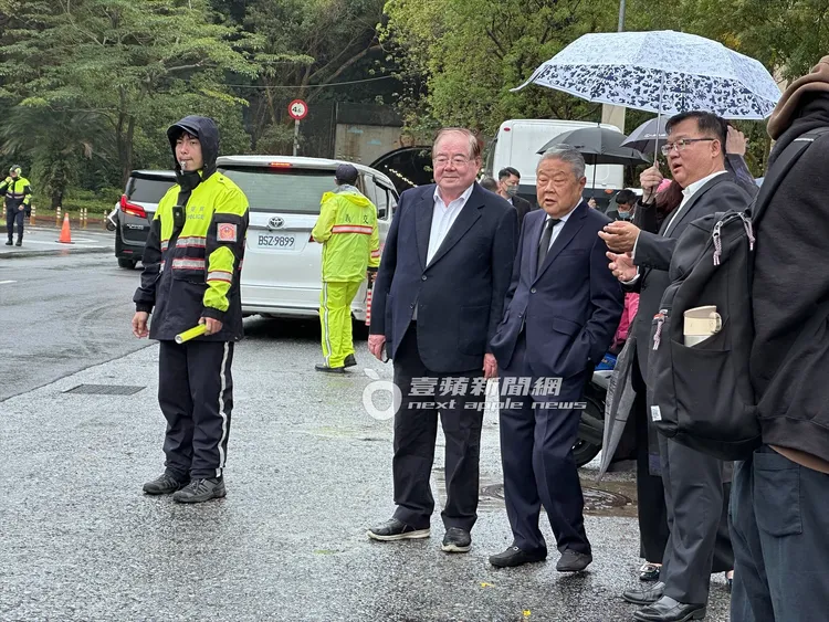 國民黨前秘書長李乾龍（左）與前立委李德維（右）一同出席黃少岑的告別式。特勤中心攝