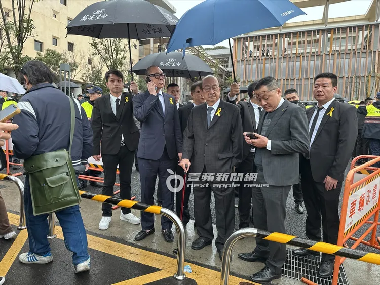 柯建銘（中）表情凝重，全程不發一語。特勤中心攝