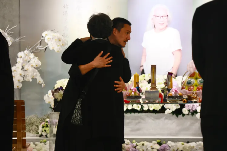 張震擁抱親友。彭欣偉攝影