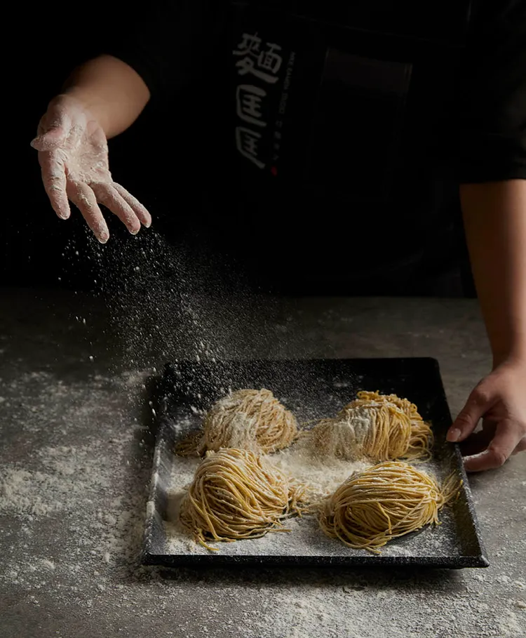 麵匡匡三次熟成與九次壓製拉麵麵條。業者提供