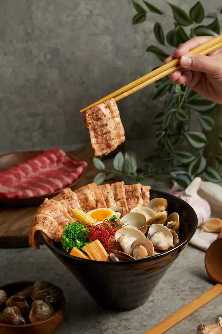 炙燒培根香蒜蛤蜊拉麵(培根牛)，售價250元。業者提供