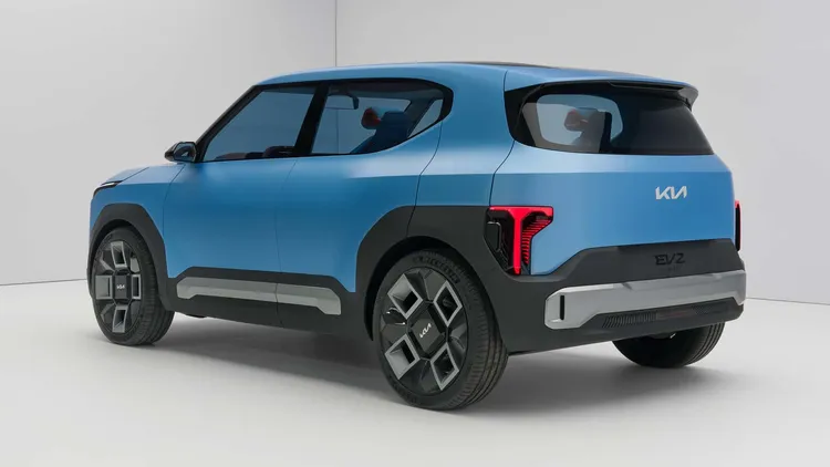 Kia EV2尾燈為垂直排列，並盡可能往車側延伸，帶來更寬闊的視覺效果。原廠照片