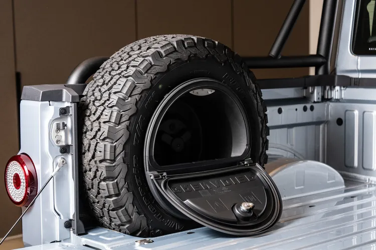 Quartermaster的後車斗配置相當靈活，車主可依需求選配可鎖式捲簾、備胎固定組、車頂架等配件。業者提供