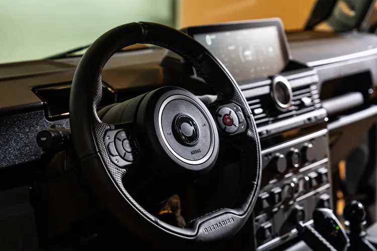 Quartermaster在保留強大越野性能的同時，也提供更細膩穩定的公路行駛感受，使其無論行駛城市街道或崎嶇山路皆能游刃有餘。業者提供