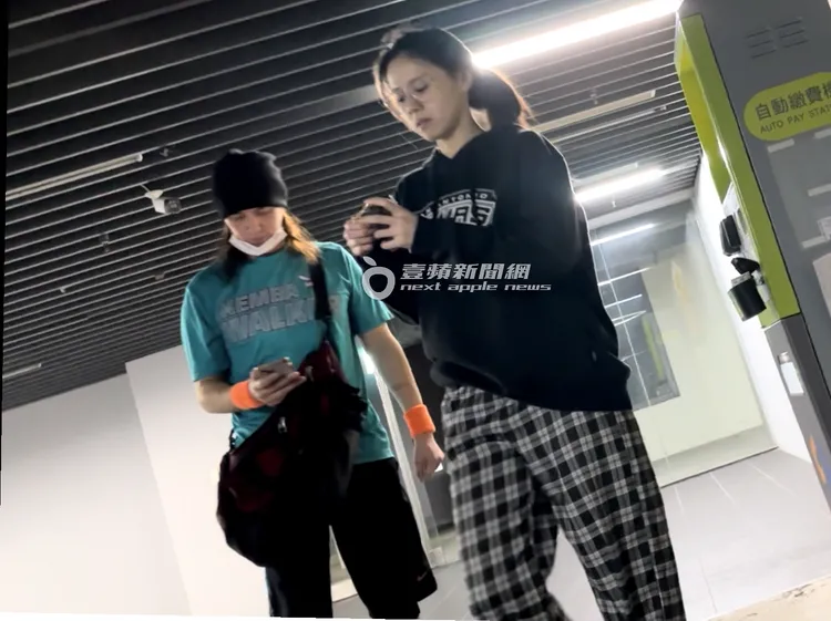 陳楚河（左）和馬尾妹走去停車場開車離去，結束兩人做運動的日常。特勤中心攝