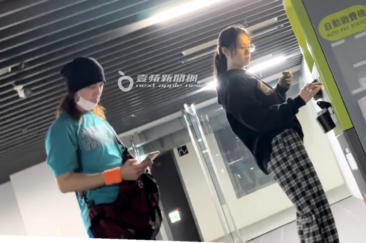 陳楚河（左）忙著看手機訊息，馬尾妹幫忙投幣30元車費、掃發票載具。特勤中心攝