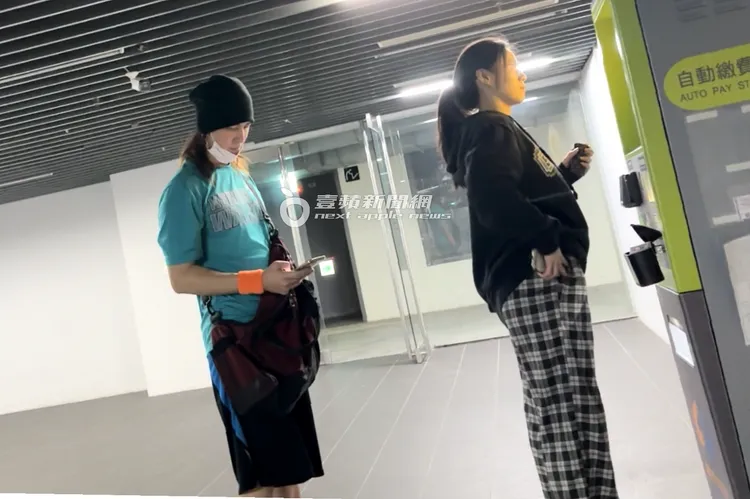 馬尾妹掃完手機發票載具條碼，仔細核對螢幕資訊。特勤中心攝