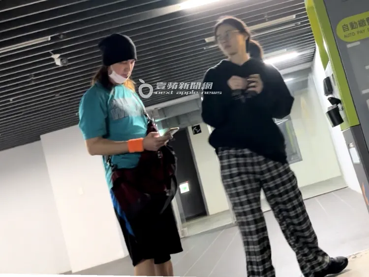 陳楚河與看似小他10歲、身高168公分的清秀馬尾妹外型頗為登對。特勤中心攝