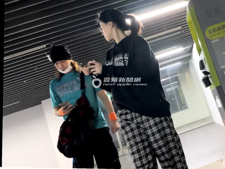 陳楚河（左）運動完一路滑手機。特勤中心攝