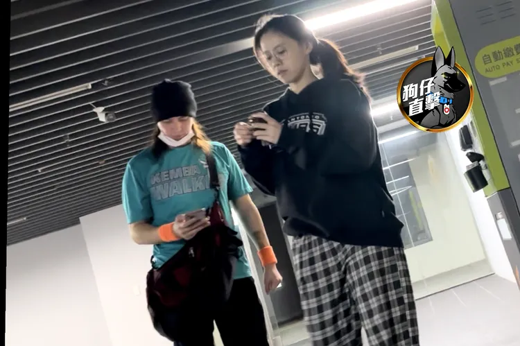 多年不見的陳楚河（左）與馬尾妹一起運動，她還幫他繳停車費，關係耐人尋味。特勤中心攝