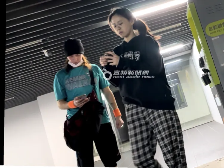 馬尾妹（右）拿著車鑰匙跟陳楚河一起去停車場取車。特勤中心攝