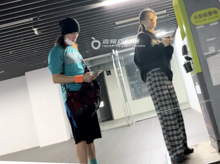 陳楚河（左）多年不見依舊留招牌長髮，跟身旁馬尾妹互動自然。特勤中心攝