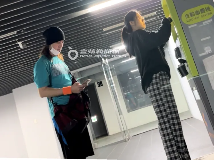 陳楚河（左）和馬尾妹做完運動，到停車場取車，她率先出電梯貼心幫陳楚河繳停車費。特勤中心攝