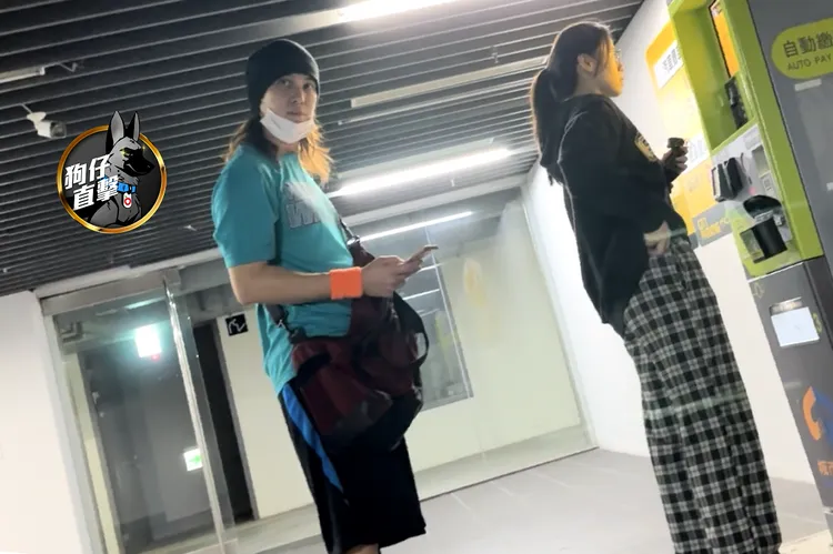 陳楚河（左）小腹微凸飄大叔味，跟馬尾妹穿NBA情侶裝運動。特勤中心攝