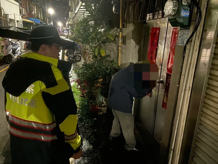 警方平安把老翁送回家。新竹市警局提供