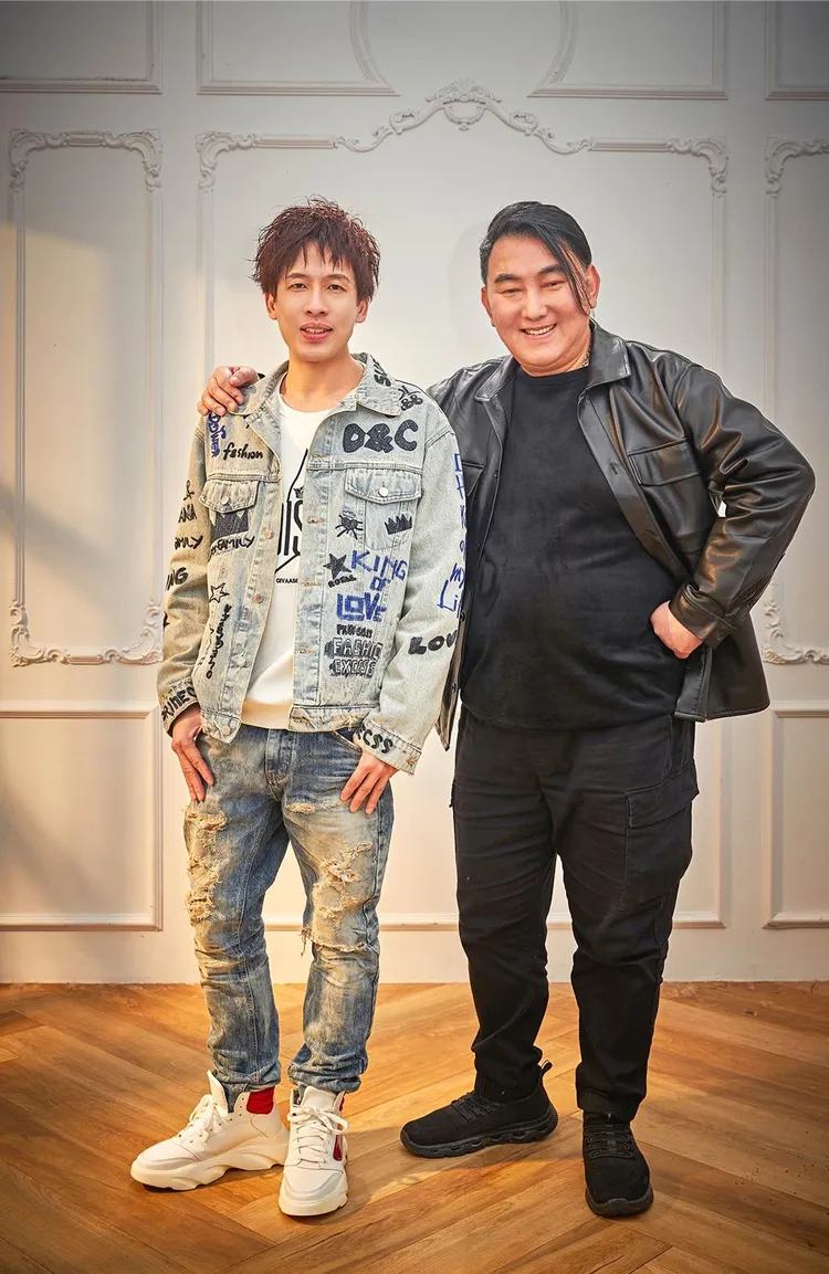 陳昶均（左）推出新專輯，許久不見的徐亨跨刀。欣代唱片提供