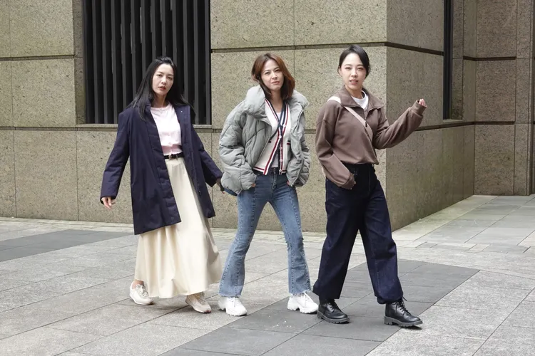 何蓓蓓（左起）、蘇晏霈、林筳諭建立革命情感。民視提供