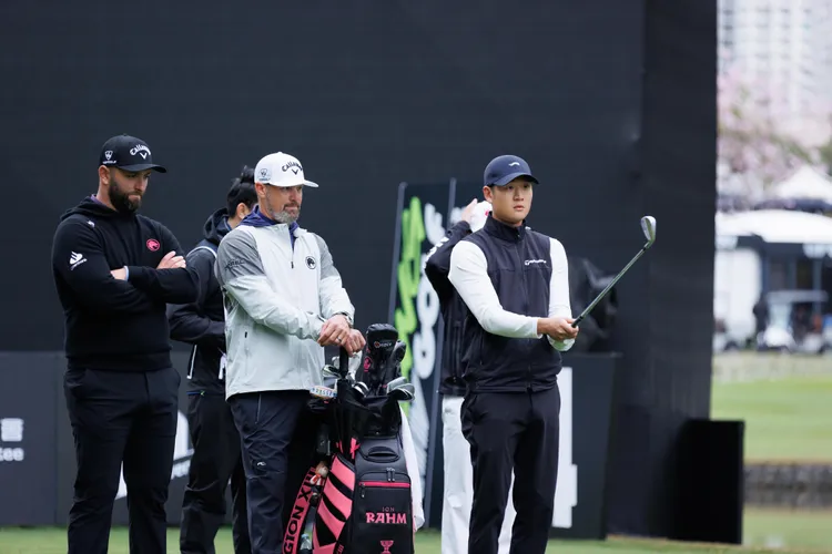 Jon　Rahm（左一）與周興哲開心合影。星空飛騰提供