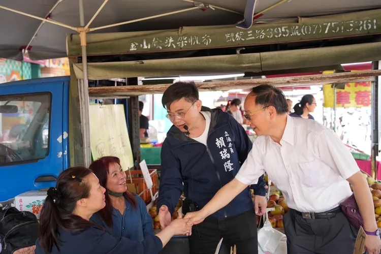 王瑞德2日陪同立委賴瑞隆到高雄鳳山肉豆公市場掃街。翻攝畫面