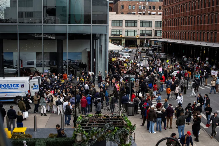 大批紐約民眾到場聲援反馬斯克示威。路透