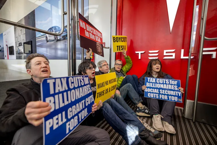 紐約特斯拉展間成民眾抗議場所。路透