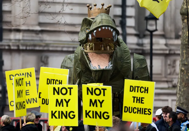 場外有反君主制團體帶恐龍來抗議。路透