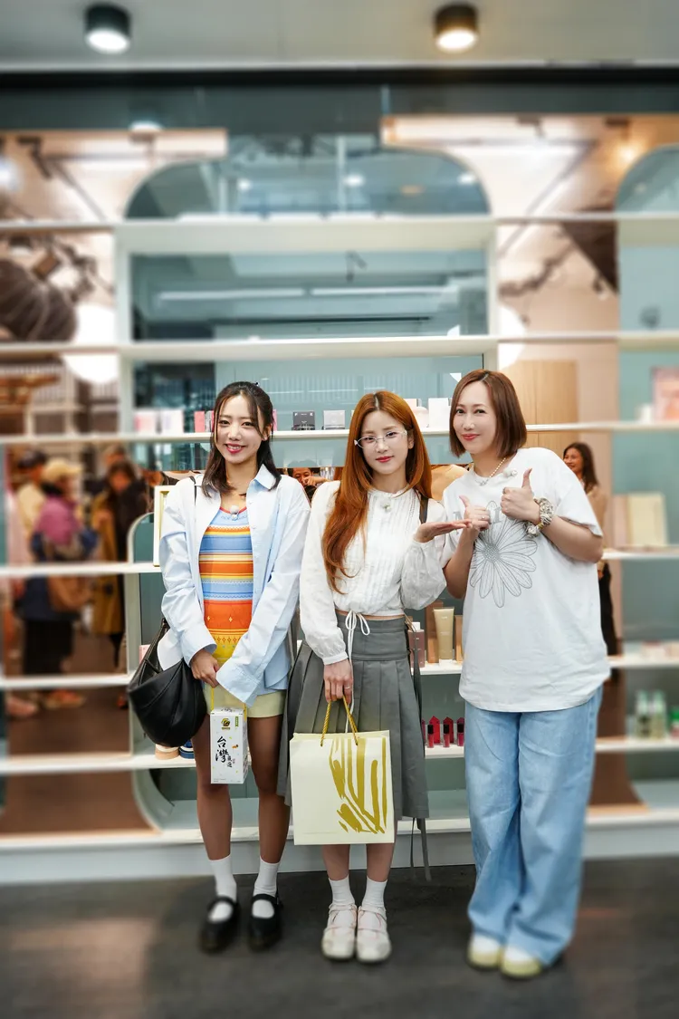 瑪菲司（右起）與Apink隊長朴初瓏、金南珠為韓國KBS全新美妝綜藝首集節目合作直播。圖／菲娛樂文創提供