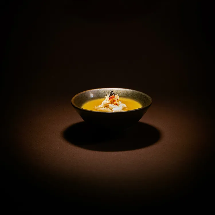 帝王蟹膏蒸蛋以單人份「位上」形式呈現，將蟹膏與蒸蛋的綿密完美融合，帶有細滑且入口即化的口感。業者提供