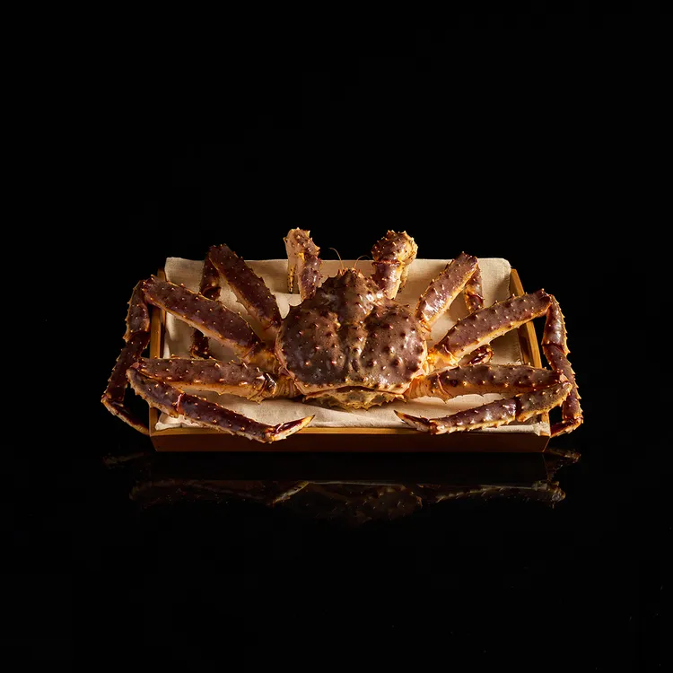 橘色涮涮屋嚴選空運活體帝王蟹，主打多款帝王蟹隱藏吃法，為台中館開幕揭開磅礴序幕。業者提供