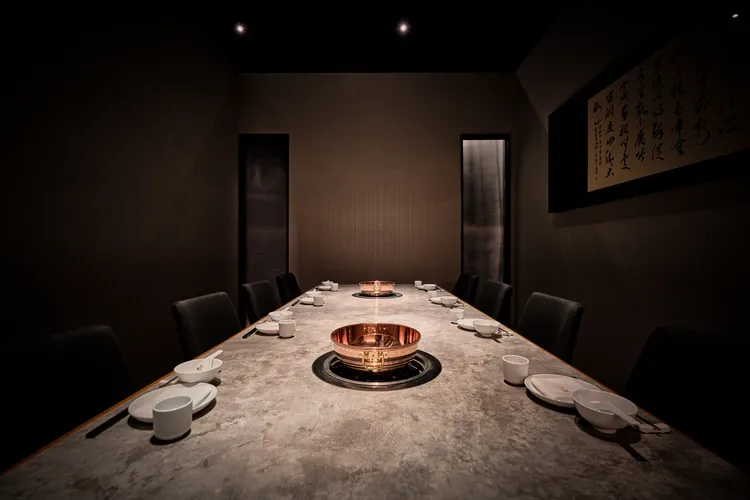 因應南北交會的地理位置，橘色涮涮屋台中館內設置長桌客席、獨立包廂，成為多人聚會首選的彈性場域。業者提供