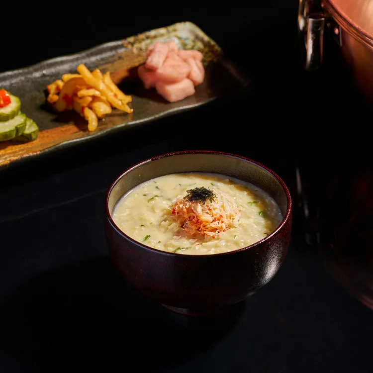 將帝王蟹肉與蟹膏在用餐最後加入經典的雜炊中一起烹煮，為一鍋精華增添新鮮海味與蟹膏的濃郁感，風味更加昇華。業者提供