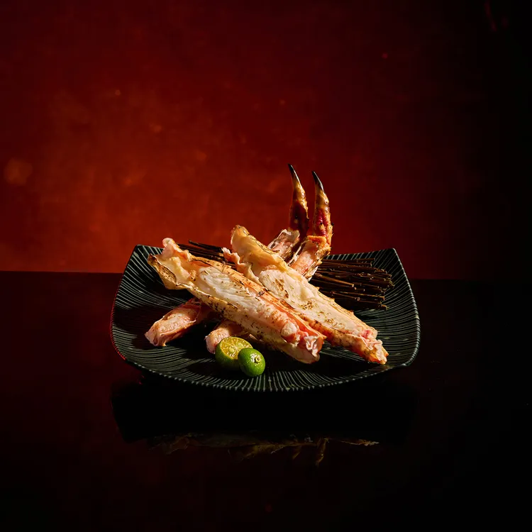 烤帝王蟹腳經過炭火的燻炙後，外酥內嫩，蟹肉甜中帶有些許炭烤香，為整體味覺層次再提升。業者提供