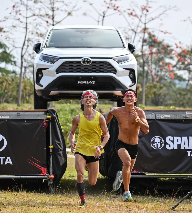 參賽者們奮力衝過以RAV4打造而成的終點關卡。業者提供