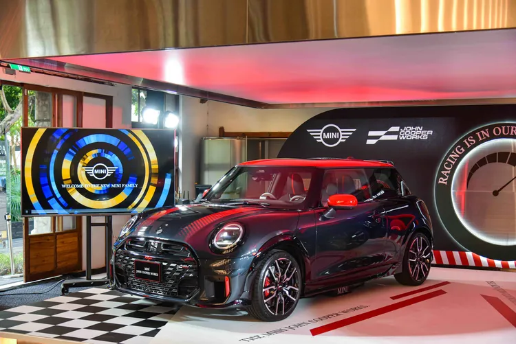 全新世代MINI Cooper John Cooper Works承襲賽道血統，搭載專屬JCW運動化懸吊和高性能制動系統。業者提供