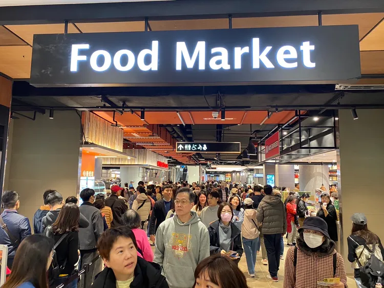 南港LaLaport今日預估人潮恐比前兩日多出1.5倍。莊偉祺攝