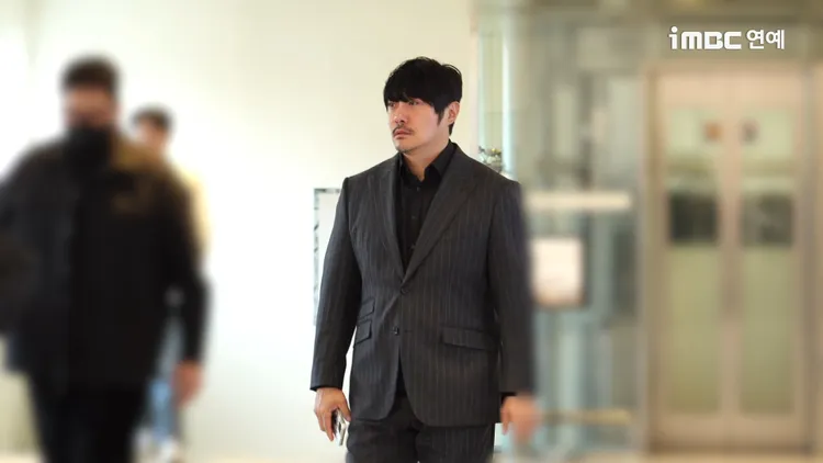 KCM原定15日要跟輝星一起舉辦演唱會，紅著眼睛走出靈堂。翻攝iMBC YouTube