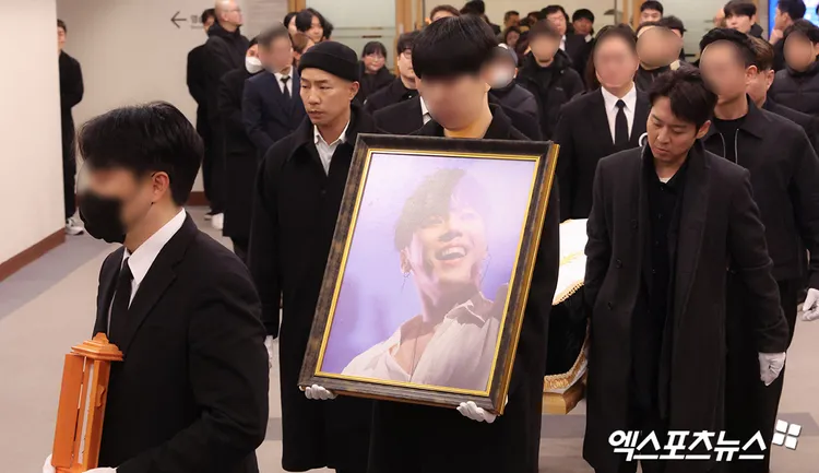 MIGHTY MOUTH成員生菜（左）、河東均負責扶靈。翻攝xportsnews