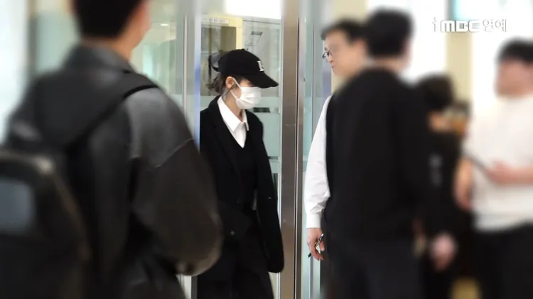 IU翻唱輝星的《Rain Drop》發揚光大，前天現身靈堂致意。翻攝iMBC YouTube