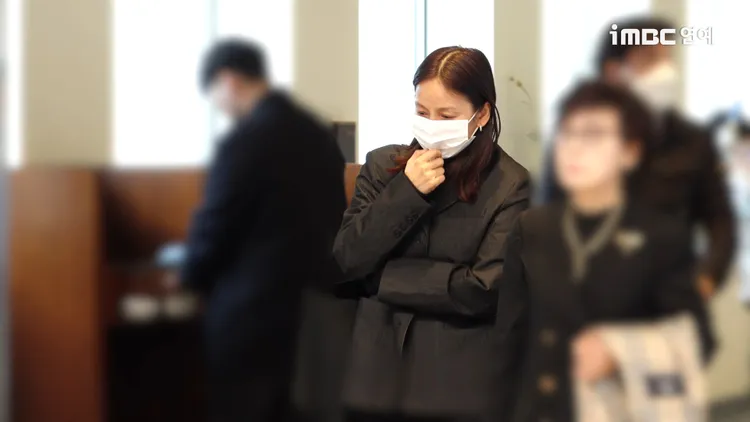 輝星曾幫李孝利作詞，她前天到靈堂致意。翻攝iMBC YouTube