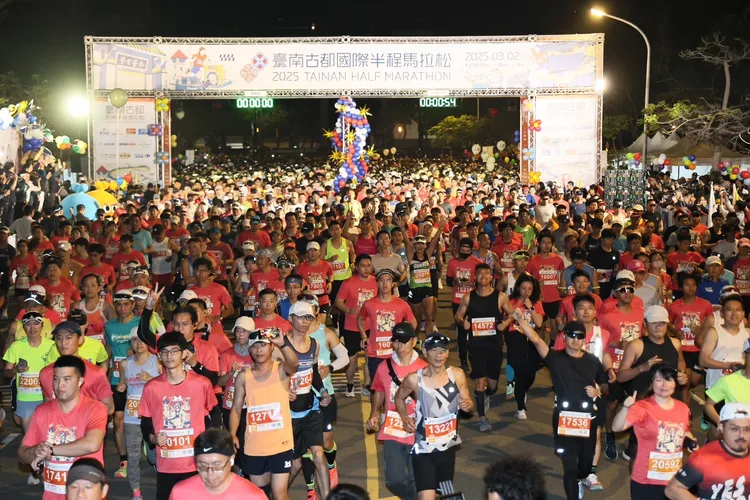 台南古都國際半程馬拉松共有2萬4,105名跑者熱情參與。市府提供