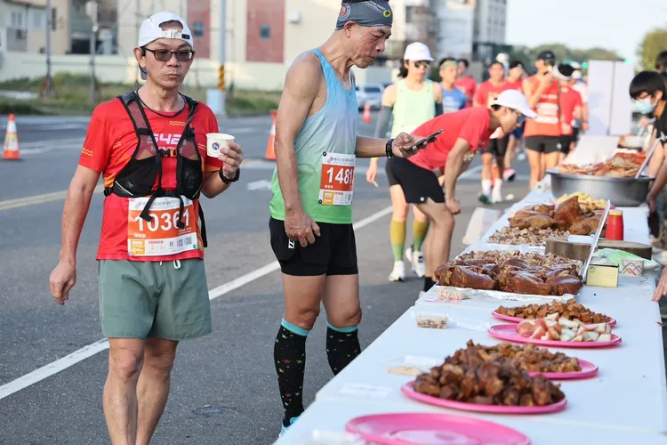 古都馬拉松設有美食大道，提供龍蝦、豬腳、蜂蜜滷味等多樣特色美食小吃。市府提供