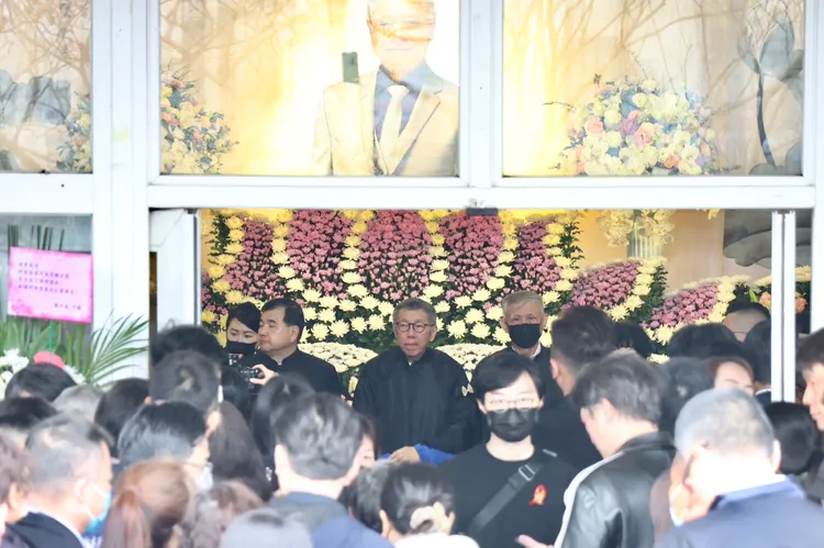 柯文哲身著喪服表情肅穆，家祭時痛哭告別父親。莊宗達攝