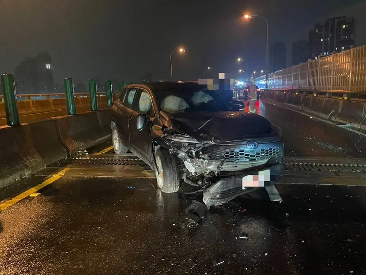 林男駕駛多元化計程車追撞前方拋錨車，車頭凹陷人也受輕傷。翻攝畫面