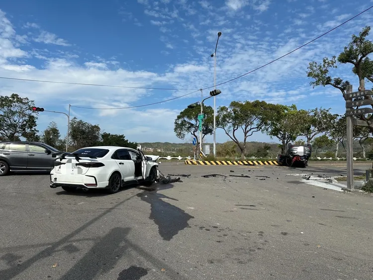 休旅車闖紅燈撞轎車後再失控擦撞分隔島翻車，共造成3人輕傷。民眾提供