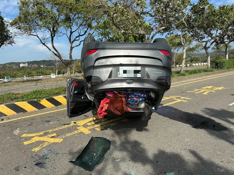 休旅車闖紅燈肇事後翻覆。民眾提供