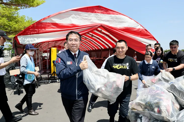 南市府與舊鞋救命國際基督關懷協會合作邁入第2年，市長黃偉哲呼籲市民響應。南市府提供